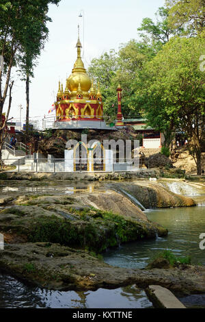 PYIN OO LWIN, MYANMAR - ca. April 2017 Pwe Gauk Wasserfall und Pagode Stockfoto