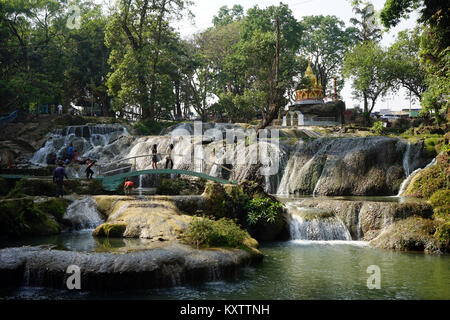 PYIN OO LWIN, MYANMAR - ca. April 2017 Pwe Gauk Wasserfall Stockfoto