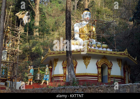 PYIN OO LWIN, MYANMAR - ca. April 2017 Buddhistischer Tempel und Dat Taw Gyaint Waterfal Stockfoto