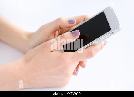 Frauen Hände halten Handy, Finger Berühren des Bildschirms Stockfoto