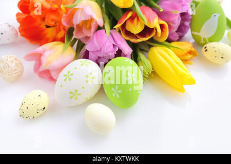 Ostereier mit Tulpen Blumen auf weißem Hintergrund Stockfoto