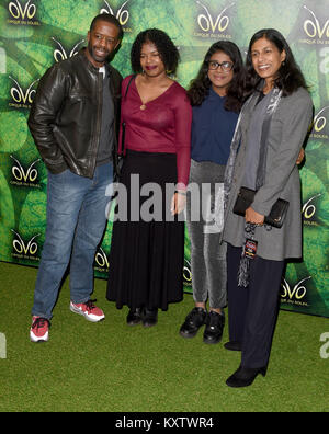 Foto muss Gutgeschrieben © Alpha Presse 079965 10/01/2018 Adrian Lester und Frau Lolita Chakrabarti mit mit Töchtern Lila und Jasmin Lester Cirque du Soleil OVO-Premiere in der Royal Albert Hall in London Stockfoto