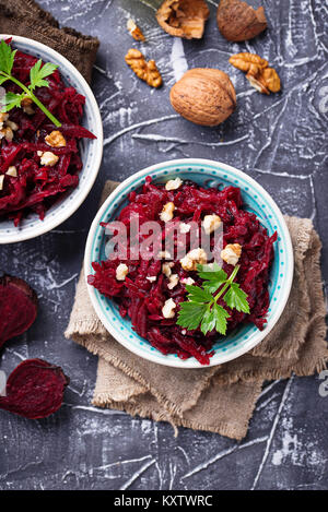 Gesund vegan Rote-Bete-Salat mit Walnüssen Stockfoto