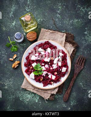 Gesunde Rote-Bete-Salat mit Feta und Walnüsse Stockfoto