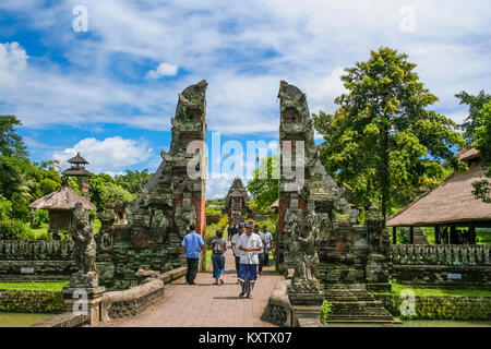 Der Haupteingang, ein split Gate (Candi bentar), der Pura Taman Ayun in Mengwi, Bali, Indonesien. Stockfoto