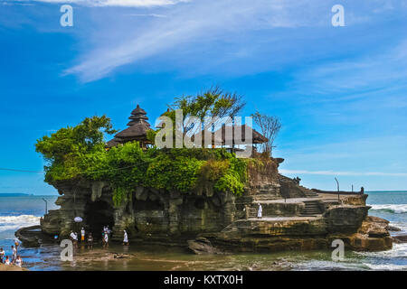 Vollständige Ansicht der Pura Tanah Lot, einem alten hinduistischen Wallfahrtsort Tempel auf einem Felsen vor der indonesischen Insel Bali. Stockfoto