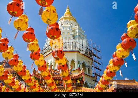 Viele rote und gelbe Laternen hängen als Dekoration auf Streicher während des chinesischen neuen Jahres. Die Pagode des Kek Lok Si Tempel ist in der backgroun Stockfoto