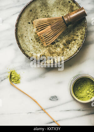 Japanische Werkzeuge und Schalen für die Zubereitung von Matcha Tee, kopieren Raum Stockfoto