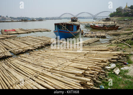 MANDALAY, MYANMAR - ca. April 2017 floß und Ayerawady Fluss Stockfoto
