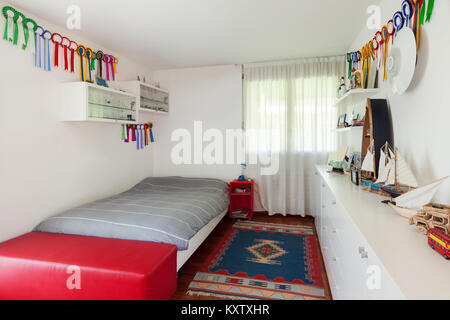 Interieur, Teens Raum eines Hauses, Einzelbett und weißen Wänden Stockfoto