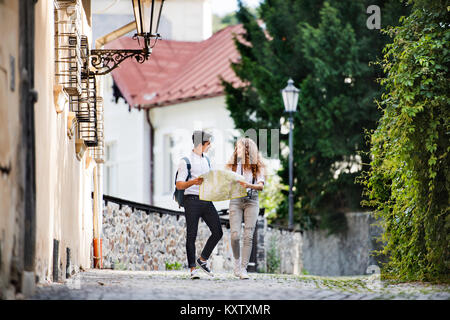 Zwei junge Touristen mit Karte in der Altstadt Stockfoto