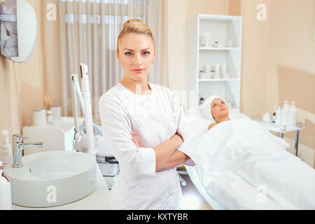 Kosmetiker ist ein professionelles mit einem Patienten im Büro der Stockfoto