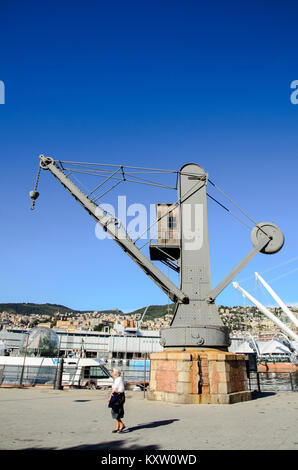 Das letzte Beispiel eines Krans Tannet & Walker restauriert und konserviert am alten Hafen - Genua, Italien Stockfoto