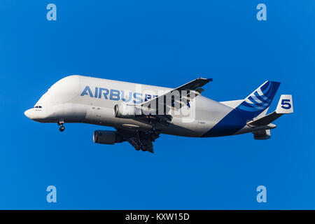 Ein Airbus A300-600 ST in Chester Flughafen steigt entweder sammeln oder liefern Flugzeugteile für die Fertigung. Stockfoto