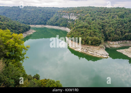 Luftaufnahme der grünen Wasser im Stausee Sau, Katalonien, Spanien Stockfoto