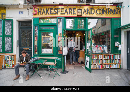 Paris Shakespeare and Company Buchladen, Blick auf den Eingang zum berühmten Shakespeare and Company Buchladen am linken Ufer von Paris, Frankreich. Stockfoto