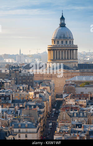 Skyline von Paris, Blick über die Dächer der linken Seine-Ufer (Rive Gauche) in Paris in Richtung landmark neoklassischen Pantheon Gebäude, Frankreich. Stockfoto