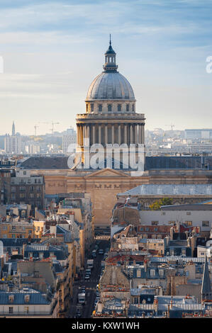 Pariser Pantheon, Blick über die Dächer der linken Seine-Ufer (Rive Gauche) von Paris in Richtung Pantheon Gebäude, Frankreich. Stockfoto