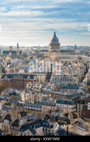 Pariser Pantheon, Blick über die Dächer der linken Seine-Ufer (Rive Gauche) von Paris in Richtung Pantheon Gebäude, Frankreich. Stockfoto