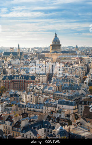 Paris Stadtbild, Blick über die Dächer der linken Seine-Ufer (Rive Gauche) in Paris in Richtung landmark klassizistischen Kuppel des Pantheon, Frankreich. Stockfoto
