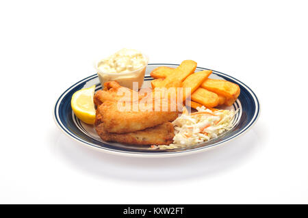 Gebratener Fisch und Chips mit krautsalat ein Keil von Zitrone und Sauce Tartar auf blaue und weiße Platte auf weißem Hintergrund ausschneiden Stockfoto