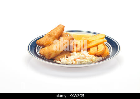 Gebratener Fisch und Chips mit einem Keil von Zitrone und Krautsalat auf blaue und weiße Platte auf weißem Hintergrund ausschneiden Stockfoto