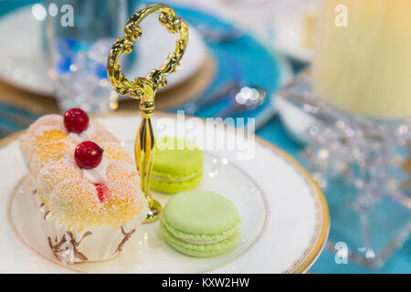 Makronen und Chiffon Kuchen am Nachmittag Kaffee (Tee). Stockfoto