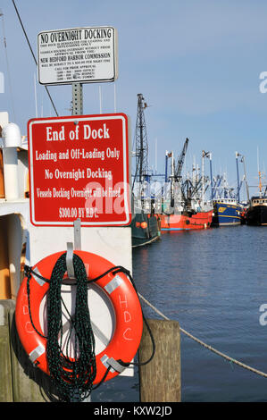 Warnschilder am Ende der Dock am Wharf in New Bedford, Massachusetts Stockfoto