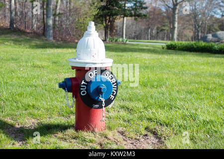 Aus Hydranten mit roten, weißen und blauen Farben auf Gras Stockfoto