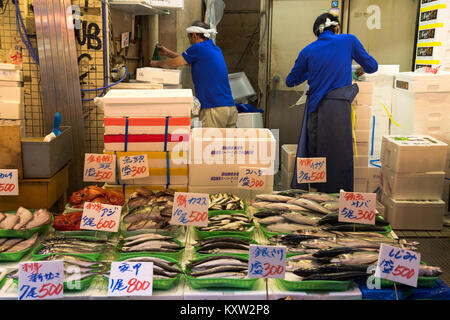 Der tsukiji, Tokyo, Japan - 24. Oktober 2016: Japanische Fischhändler die Aufbereitung und Verpackung der Fische in den Schaum an den Tsukiji Fischmarkt in Tokio, Japan. Stockfoto