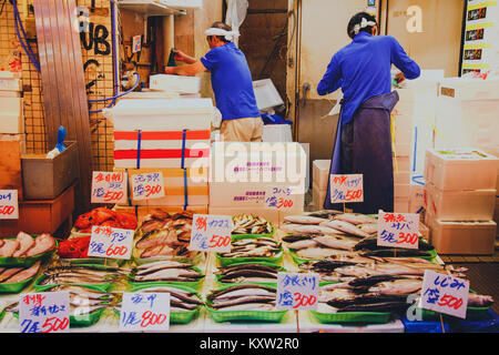 Der tsukiji, Tokyo, Japan - 24. Oktober 2016: Japanische Fischhändler die Aufbereitung und Verpackung der Fische in den Schaum an den Tsukiji Fischmarkt in Tokio, Japan. Film s Stockfoto