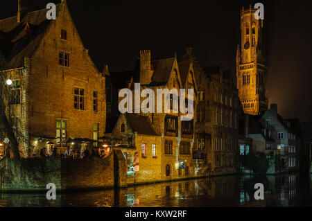 Romantische Nacht Landschaft im UNESCO Weltkulturerbe Altstadt von Brügge, Belgien. Stockfoto