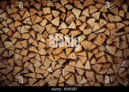 Woodpile Ende dicht gehackt Birke und Kiefer. Stockfoto