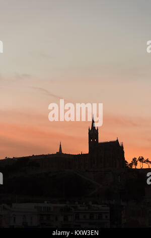 Die ghajnsielem Pfarrkirche in Mgarr Gozo Malta slihouteeted gegen einen Sonnenuntergang Himmel Stockfoto