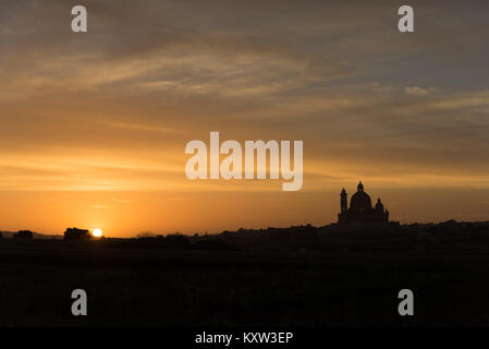 Sonnenuntergang über der Kirche Dom und Stadt Victoria Gozo Malta Stockfoto