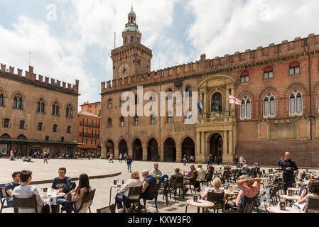 Der Palazzo dei Notai und Menschen sitzen im Freien an Tischen, die außerhalb einer Gaststätte in der Piazza Maggiore, Bologna, Italien Stockfoto