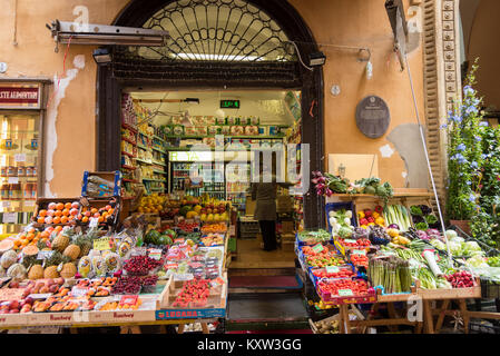 Eine Obst und Gemüse Laden oder Gemüsehändler mit einer Anzeige von Obst und Gemüse auf der Straße in Bologna Italien Stockfoto