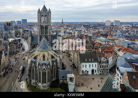 Luftaufnahme von der Altstadt und St. Nicolas Kirche in Gent, Flandern, Belgien Stockfoto