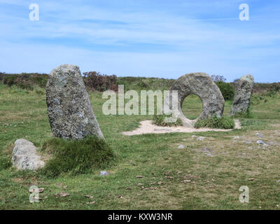 Männer ein Tol Granit aus der Jungsteinzeit und Bronzezeit stehende Steine, Nr Madron, Penwith Halbinsel, Cornwall, England, Großbritannien im Sommer Stockfoto