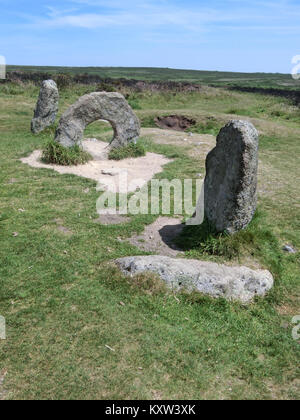 Männer ein Tol Granit aus der Jungsteinzeit und Bronzezeit stehende Steine, Nr Madron, Penwith Halbinsel, Cornwall, England, Großbritannien im Sommer Stockfoto