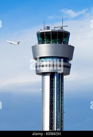 SOFIA, Bulgarien - 25 April 2017: Der aircontrol Tower und Lufthansa Flugzeug teke aus Stift 2 am Flughafen Sofia Stockfoto