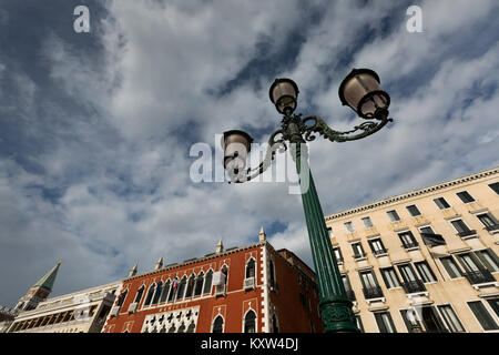 Ein ungewöhnlicher Blick auf der Suche nach oben in einen dramatischen Himmel zeigt das Hotel Danieli auf der Riva degli Schiavogni, Venedig. Einen auffälligen rosafarbenen Licht sichtbar ist. Stockfoto