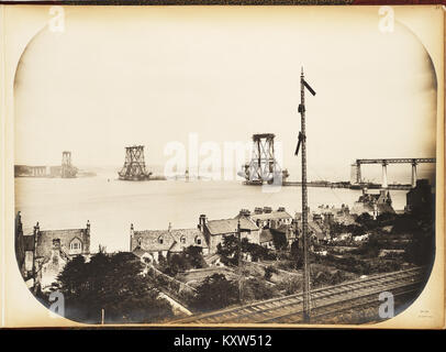 Die Forth Bridge, eine berühmte Eisenbahnbrücke in Schottland, erstreckt sich über den Firth of Forth. Dieses Foto von South Queensferry zeigt seine beeindruckende Technik und hat es für seine historische und architektonische Bedeutung zum UNESCO-Weltkulturerbe erklärt. Stockfoto