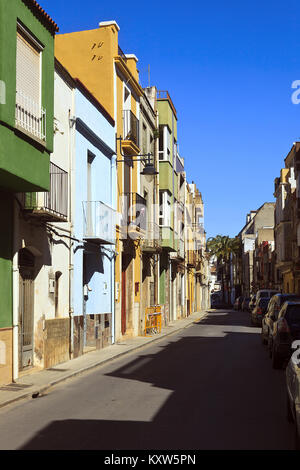 Typische Straße in der Stadt Alcala de Xivert Castellon, Spanien Stockfoto