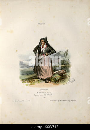 Dieses Bild aus der französischen Region Bigorre, um 1900, zeigt eine verwitwete Bauernfrau aus dem Tal von Aure, die eine kulturelle Momentaufnahme des ländlichen Lebens und der Rolle der Frauen in der Region während dieser Zeit liefert. Stockfoto