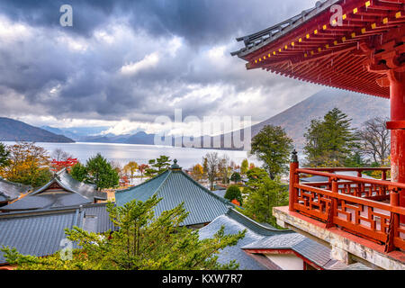 Nikko, Japan betrachtet im Herbst von Chuzen-Ji-Tempel-Komplex. Stockfoto