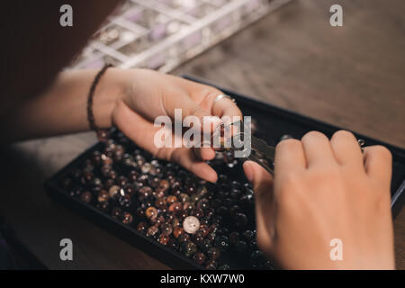 Juwelier, handgefertigte Stein Perlen Schmuck. Stockfoto