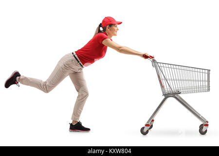 Volle Länge Profil Schuß einer Lieferung Mädchen drücken einen leeren Warenkorb auf weißem Hintergrund Stockfoto