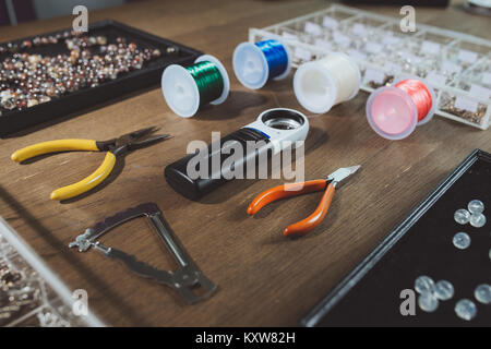 Tools für die Schmuckherstellung, bunten Stein Perlen. Schmuck Arbeitsplatz. Stockfoto