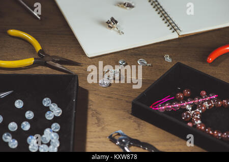 Tools für die Schmuckherstellung, bunten Stein Perlen. Schmuck Arbeitsplatz. Stockfoto